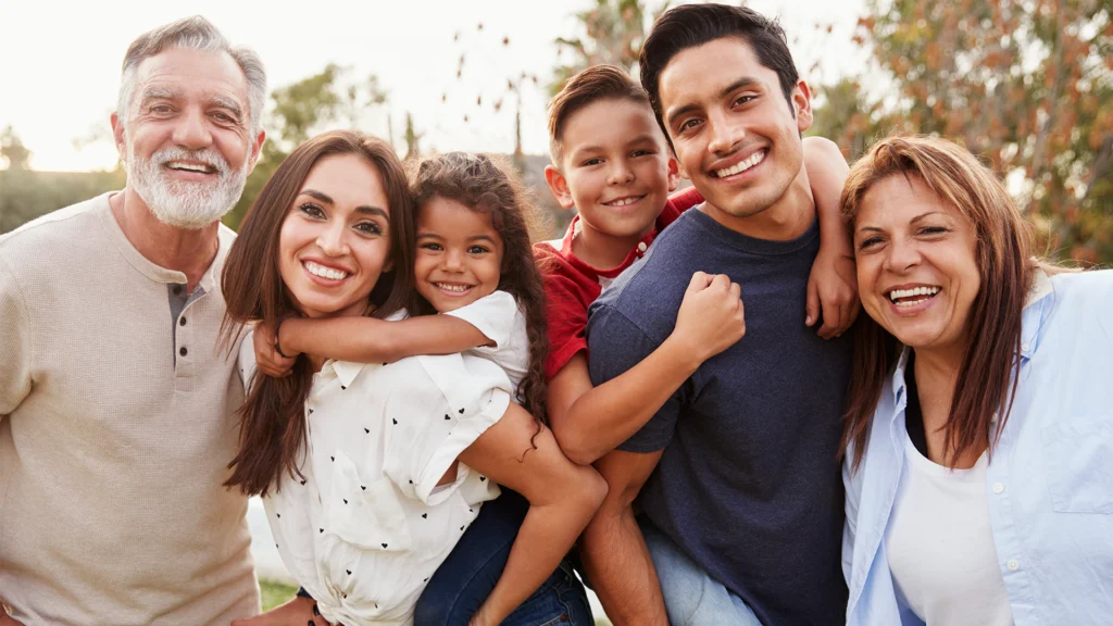 Famille multigénérationnelle avec des enfants